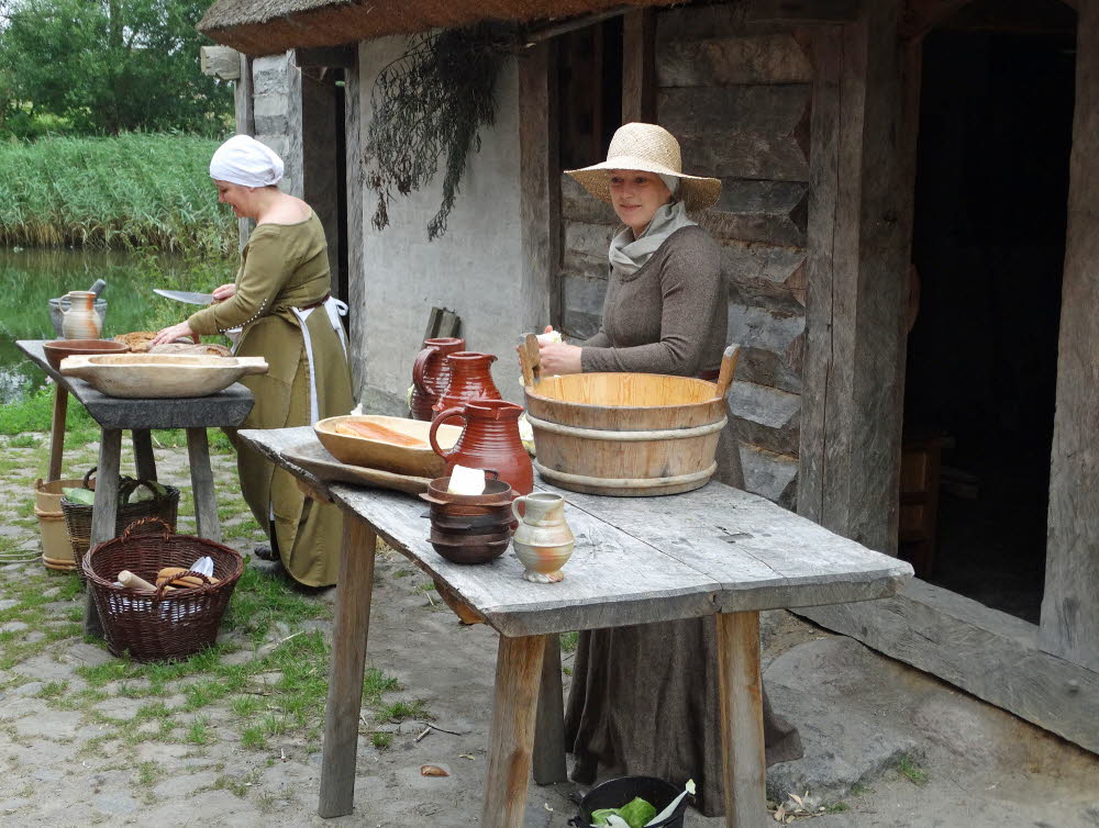 18 Dorfleben im Mittelalter Center