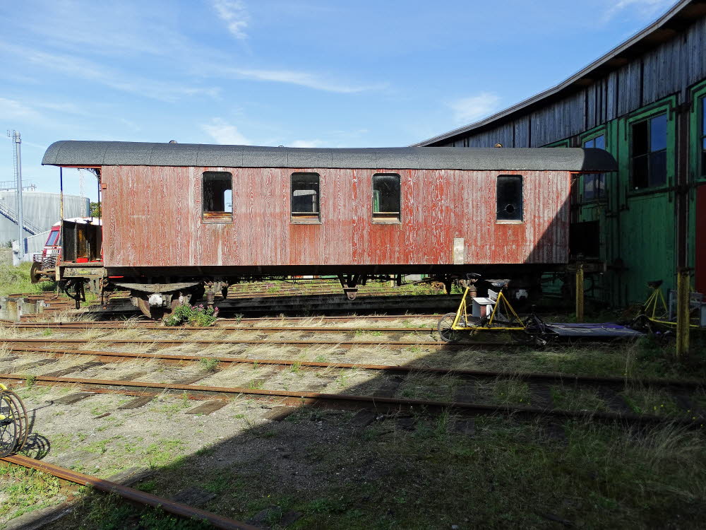 25 Gedser Remise - Aussenbereich mit Waggon