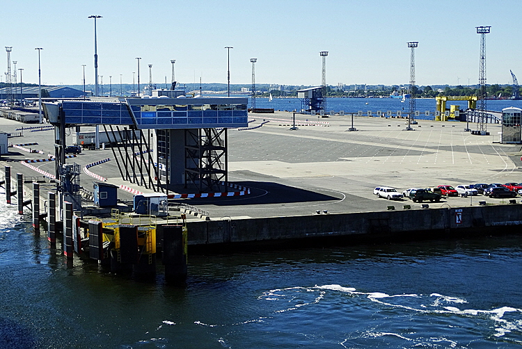 rostock fhrterminal berseehafen bild 02